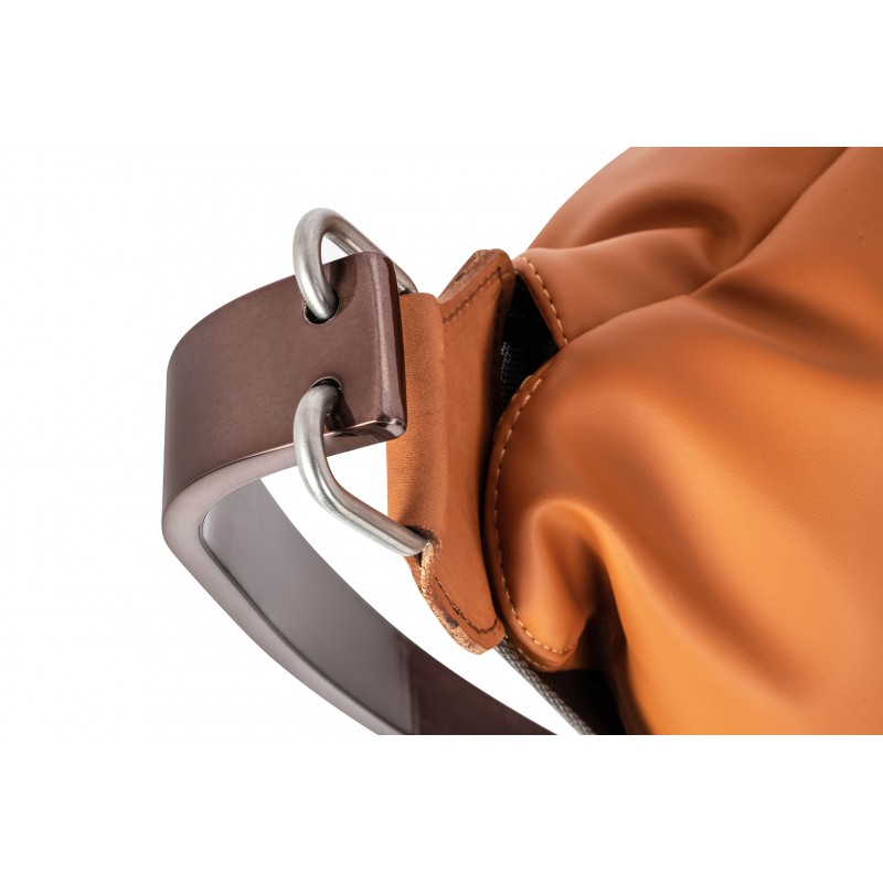 Fotel ARNI LOW z podnóżkiem - koniakowa ekoskóra, podstawa ciemna miedziana