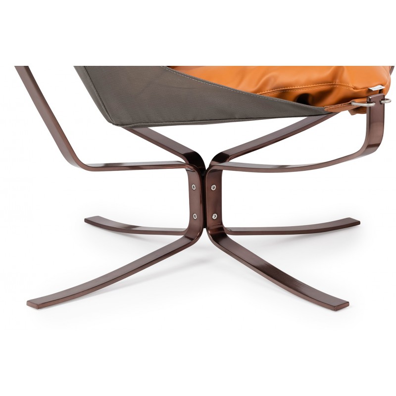 Fotel ARNI LOW z podnóżkiem - koniakowa ekoskóra, podstawa ciemna miedziana