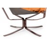 Fotel ARNI LOW z podnóżkiem - koniakowa ekoskóra, podstawa ciemna miedziana