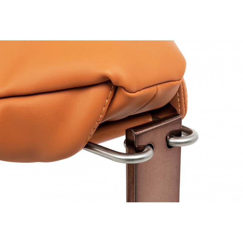 Fotel ARNI LOW z podnóżkiem - koniakowa ekoskóra, podstawa ciemna miedziana