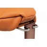 Fotel ARNI LOW z podnóżkiem - koniakowa ekoskóra, podstawa ciemna miedziana