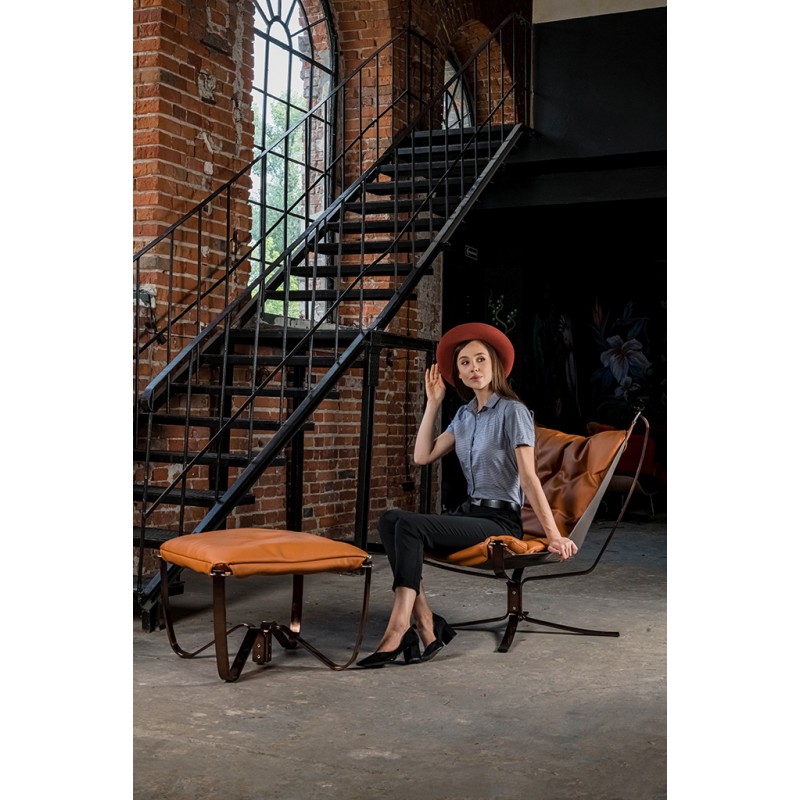 Fotel ARNI LOW z podnóżkiem - koniakowa ekoskóra, podstawa ciemna miedziana