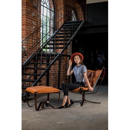 Fotel ARNI LOW z podnóżkiem - koniakowa ekoskóra, podstawa ciemna miedziana