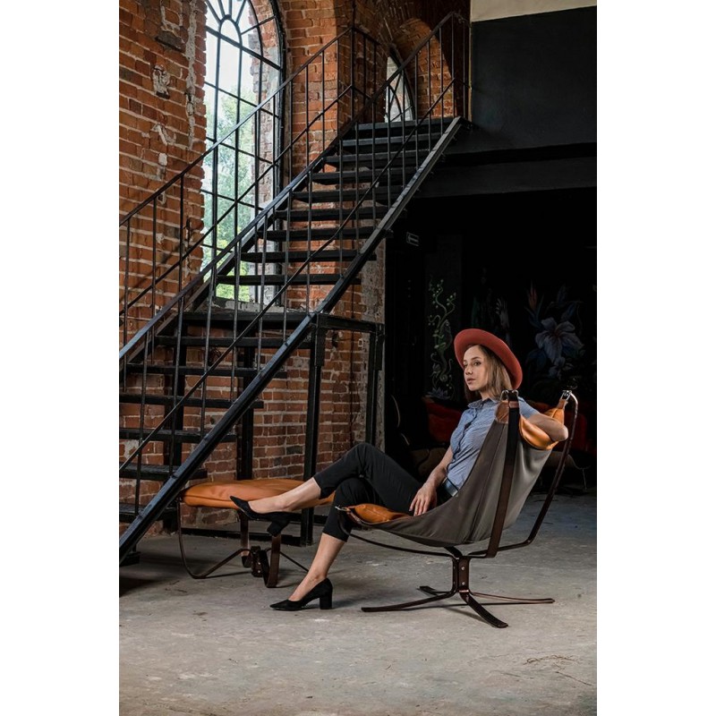 Fotel ARNI LOW z podnóżkiem - koniakowa ekoskóra, podstawa ciemna miedziana