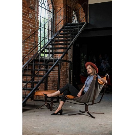 Fotel ARNI LOW z podnóżkiem - koniakowa ekoskóra, podstawa ciemna miedziana